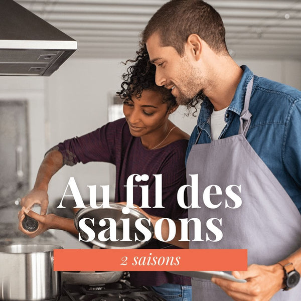 En premier plan un texte "au fil des saisons deux saisons - " au second plan en transparence un couple souriant cuisine dans une cuisine moderne. 
